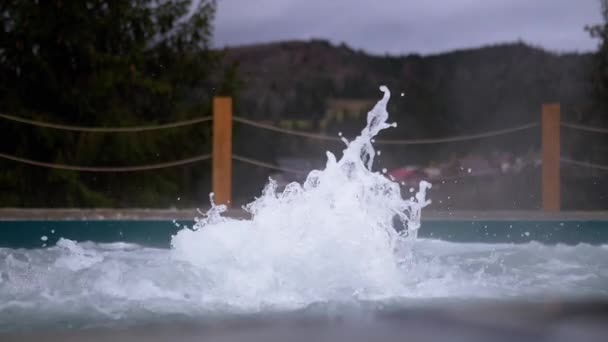 온천에서 온수를 자쿠지 거품을 카르파티아 산맥의 전망과 수영장 — 비디오