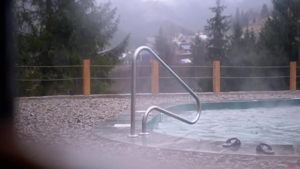 Utsikt Från Fönstret Ett Lyxhotell Till Tom Pool Regnigt Väder — Stockvideo