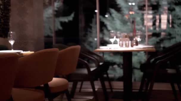 Open Haard Een Leeg Gezellig Restaurant Met Serveertafels Met Uitzicht — Stockvideo