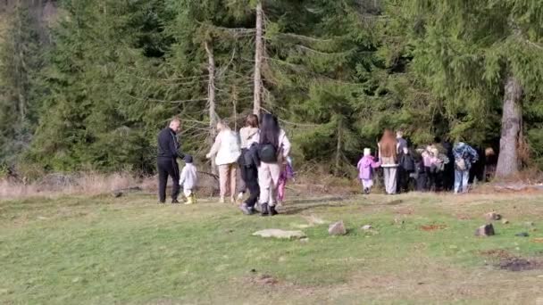 Bukovel Ukraine 2023 Grupo Turistas Com Crianças Sobe Caminho Florestal — Vídeo de Stock