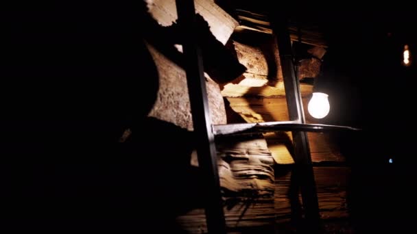 Die Glühbirne Der Wand Eines Holzhauses Leuchtet Bei Regnerischem Wetter — Stockvideo