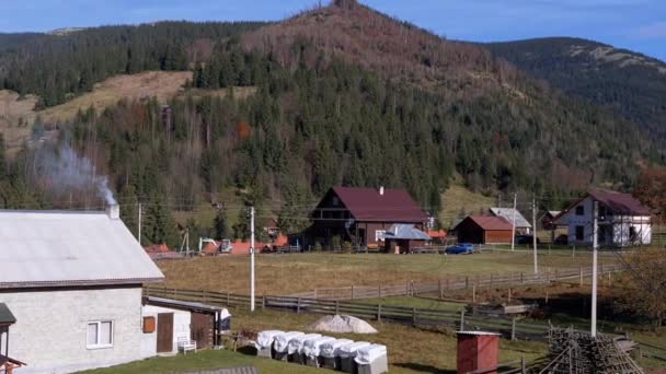 Panoramisch Uitzicht Karpaten Van Herfst Huisjes Huizen Een Zonnige Dag — Stockvideo