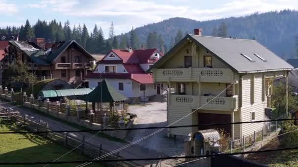 Vista Panorâmica Das Montanhas Cárpatas Outono Casas Cottage Dia Ensolarado — Vídeo de Stock