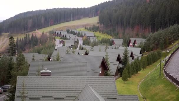 Vista Das Montanhas Elevador Esqui Aos Telhados Dos Hotéis Modernos — Vídeo de Stock
