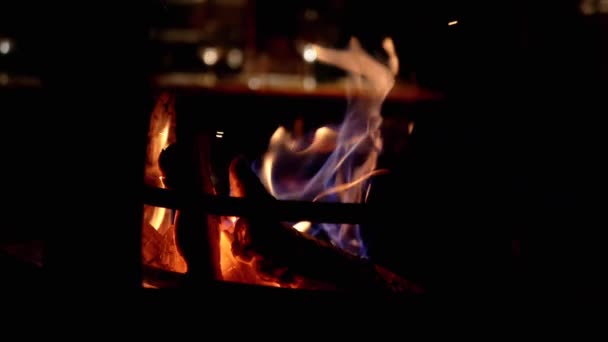 サービングテーブル付きの空の居心地の良い高級レストランで暖炉 インテリア 燃える木の暖炉 暖かいライト 誰もいない 親密な設定でロマンチックなキャンドルライトディナー リラックスした雰囲気 イブニング — ストック動画