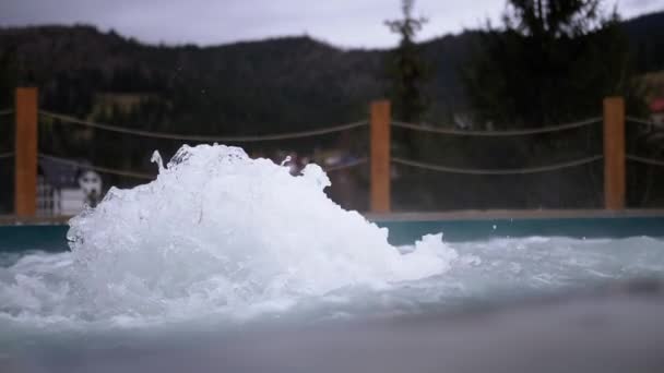 屋外の温泉から温水で沸騰する空のジャグジー 水のスプラッシュ 泡のある噴水 カルパティア山脈を望むホットタブ スイミングプール スパトリートメント ヘルス ホテル — ストック動画
