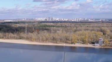 Kyiv 'in panoramik manzarası, Dinyeper Nehri, Uyuyan Alanlar ve Footbridge. Metropolis 'teki yeşil adaya giden cam köprüden görüntü. Bulut manzarası, yeşil ağaçlar. Kyiv Ukrayna 'nın başkentidir..