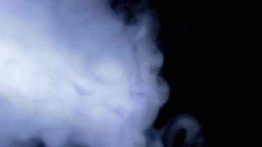 Kalın Mavi Duman Bulutları Boş Kara Arkaplan 'daki Neon Işıkları' nda ilerler. Yoğun siste Icy Blue Buharı Girdabı. Doku. Soyut. Dön. Bulanık hareket. Sigara içiyorum. - Sigara. Dalgalar.