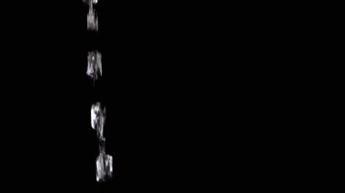 İzole edilmiş Siyah Arkaplan 'a akan şeffaf Temiz Su Akıntısı. Bir su jeti ışıkta parlar ve parlar. Döndür. Düşen suyun yavaş hareketi. Su iç. Damlacık. Çay, kahve..