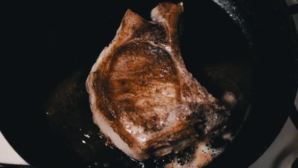 Zblízka Šťavnatý Kus Vepřového Steaku Pánvi Vařícím Olejem Textura Horní — Stock video