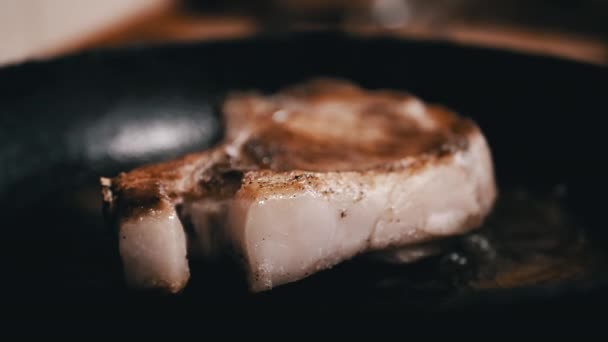 Close Pedaço Suculento Bife Porco Osso Uma Frigideira Com Óleo — Vídeo de Stock