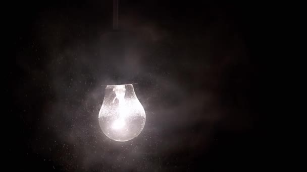 Светящаяся Лампочка Освещает Падающий Снег Густом Тумане Темноте Чёрный Фон — стоковое видео