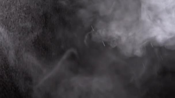 Взрыв Ледяных Капель Воды Движущихся Плотных Облаках Пара Пустом Пространстве — стоковое видео