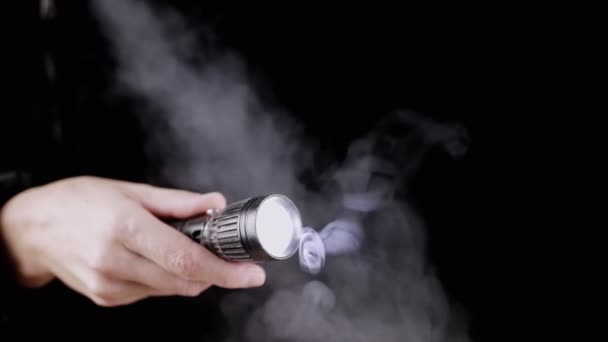 Feixe Luz Uma Lanterna Ilumina Fumaça Uma Sala Escura Uma — Vídeo de Stock