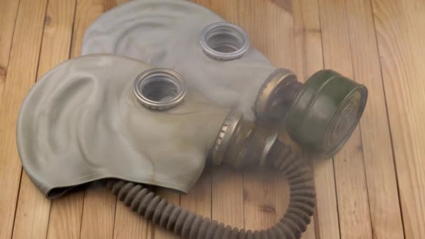 Eski Kauçuk Gaz Maskesi Kalın Duman Bulutu Nda Ahşap Bir — Stok video