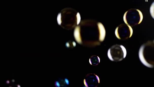 Renkli Sabun Köpükleri Issız Kara Arkaplanda Boşlukta Uçuyor Renkli Işıklar — Stok video
