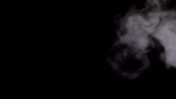 Biała Lodowa Chmura Gęstego Dymu Rozpuszcza Się Czarnym Tle Pustej — Wideo stockowe