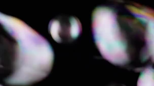 Muchas Burbujas Jabón Colores Grandes Vuelan Sobre Fondo Negro Estallan — Vídeos de Stock