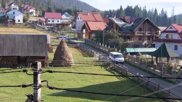 Bukovel Ucrania 2023 Minibús Pasando Por Carretera Rural Casas Pasadas — Vídeo de stock