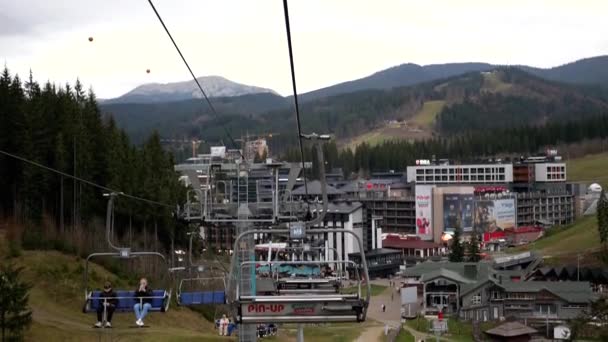 Bukovel Ukraine 2023 Toeristen Kijk Vanuit Een Bewegende Skilift Naar — Stockvideo