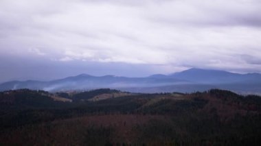 Sisli bir günde, Yeşil Karpatlar 'ın panoramik manzarası, Bulutlu Manzara. Vadi. Uzakta Ukrayna Karpatları 'nın sonbahar manzarası. Dağ turizmi. Bukovel 'de Tatil.