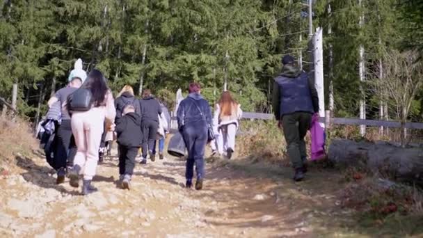 Група Туристів Дітьми Піднімається Лісовою Стежкою Гори Вид Ззаду Пагорб — стокове відео