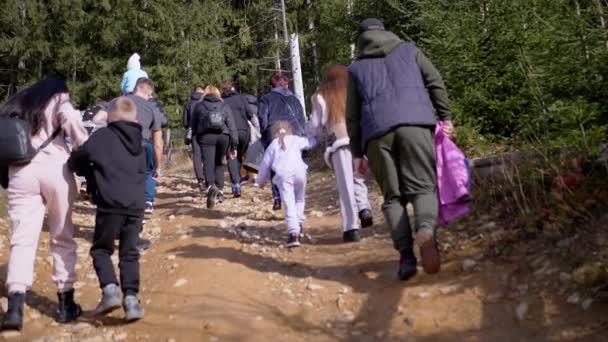 Grupo Turistas Com Crianças Sobe Caminho Florestal Nas Montanhas Vista — Vídeo de Stock