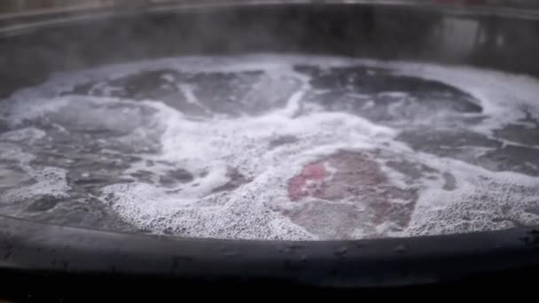 屋外の温泉からの熱湯が付いている空の沸騰バチ アブストラクト 水蒸発 ホットサウナ 表面に 水の流れ バブルジャグジー オープンプール バブル スチーム — ストック動画