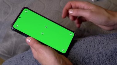 Yatma Vakti 'nde Yeşil Ekranlı Kadın El Tutma Akıllı Telefonu. Parmaklar ekrana dokunur, telefonun kilidini açmak için deseni girerler. Şifre. Kopyalama alanı için krom anahtar düzeni. Cep telefonu açılıyor.