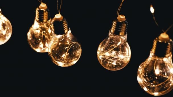 Viele Leuchtende Edison Glühbirnen Auf Schwarzem Hintergrund Ansicht Von Oben — Stockvideo