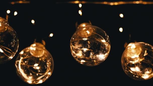 Много Светящихся Световых Лампочек Эдисона Черном Фоне Вид Снизу Теплый — стоковое видео