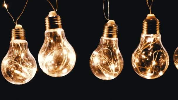 Massor Hängande Glödande Vintage Edison Glödlampor Svart Bakgrund Varmt Ljus — Stockvideo