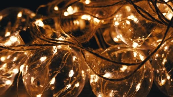 Glödande Garland Glas Glödlampor Med Svagt Gult Ljus Ett Mörkt — Stockvideo