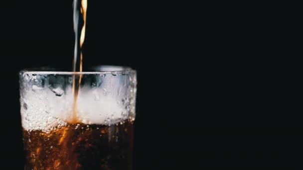 Versare Caldo Bere Whisky Bicchiere Umido Uno Sfondo Nero Chiudete — Video Stock