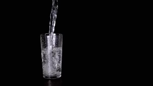 Reines Trinkwasser Ein Nasses Glas Wasser Auf Schwarzem Hintergrund Gießen — Stockvideo