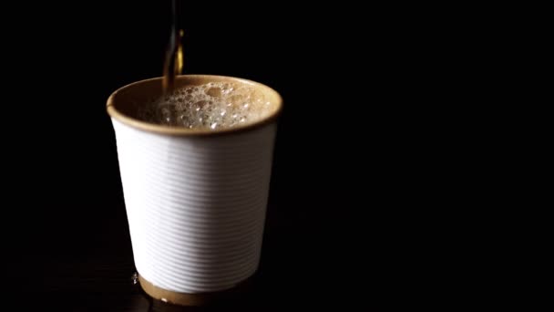 Verser Thé Café Chaud Dans Une Tasse Livre Blanc Sur — Video
