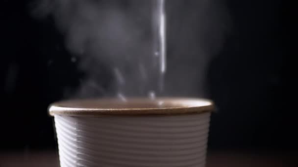 Vaření Horký Čaj Papírovém Poháru Černém Pozadí Proud Horké Vroucí — Stock video