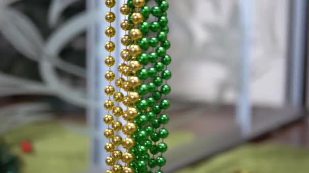 Yeni Yıl Dekoru Yeşil Çelenk Bulanık Arkaplanda Altın Parlak Boncuklar — Stok video