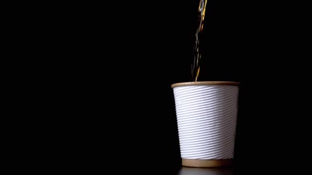 Forró Teát Vagy Kávét Öntenek Egy Fekete Hátterű Fehér Könyv — Stock videók