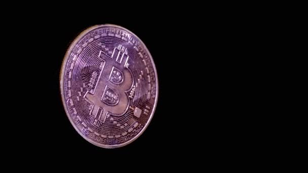 Впритул Одна Золота Монета Bitcoin Плаває Порожньому Просторі Чорному Тлі — стокове відео