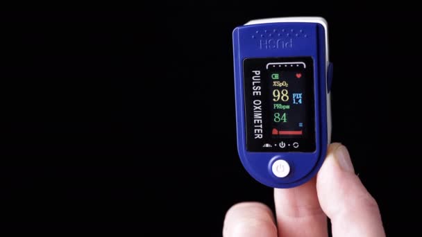 Woman Measures Pulse Oxygen Saturation Using Pulse Oximeter Home Inglés — Vídeo de stock