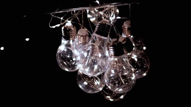 어두운 희미한 빛나는 전구의 닫으세요 갈랜드 텍스처요 복고풍 스타일의 크리스마스 — 비디오