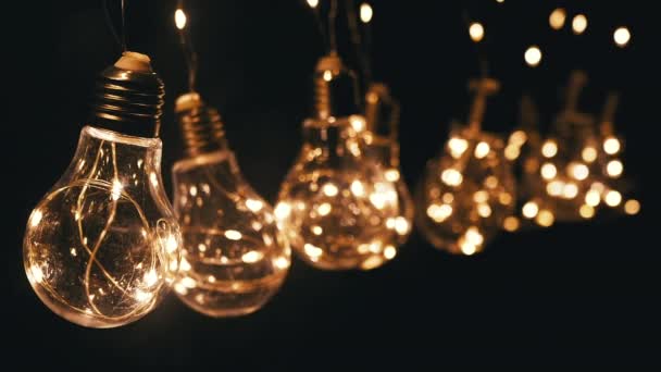 Colgando Bombillas Edison Vintage Brillante Humo Sobre Fondo Negro Luz — Vídeo de stock