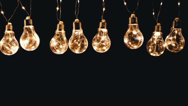 Lotes Pendurado Cintilação Brilhante Vintage Edison Lâmpadas Fundo Preto Seguida — Vídeo de Stock