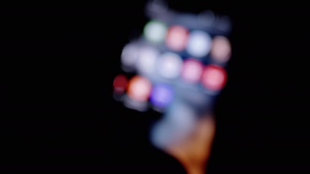 Person Blättert Nachts Auf Einem Smartphone Bildschirm Durch Mobile Apps — Stockvideo