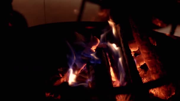 Φλόγα Φωτιάς Τζάκι Στο Σκοτάδι Μαύρο Φόντο Εσωτερικό Υφή Κλείσε — Αρχείο Βίντεο