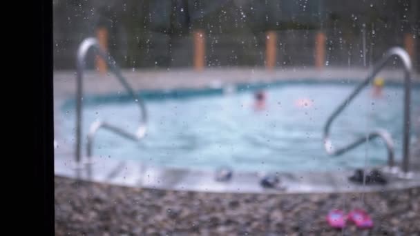 Widok Okna Hotelu Spa Basenu Dziećmi Pływanie Deszczowe Dni Zamazane — Wideo stockowe