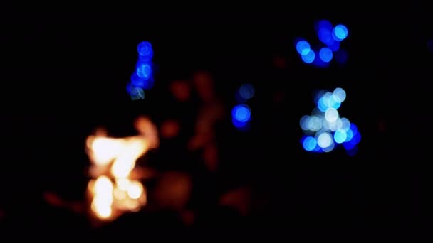 Skupina Lidé Shromáždili Kolem Night Bonfire Backdrop Vánočních Světel Rozmazané — Stock video