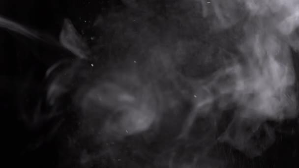 在黑色背景的空旷空间中 冰水滴 雾气的爆裂流 水的动态颗粒爆炸 模糊的动议 — 图库视频影像