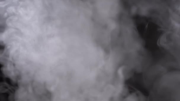 Beyaz Kalın Duman Bulutları Boşlukta Yürüyen Yağmur Damlalarıyla Buhar Siyah — Stok video